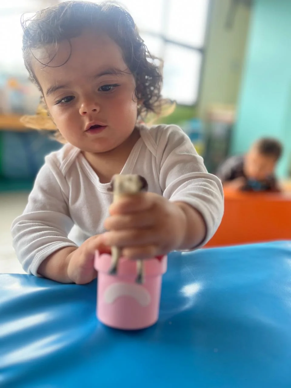 Juego sensorial en primer plano