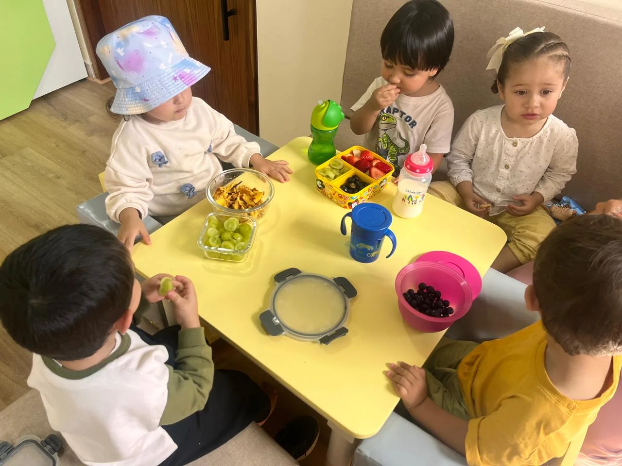 Niños compartiendo la merienda en la mesa