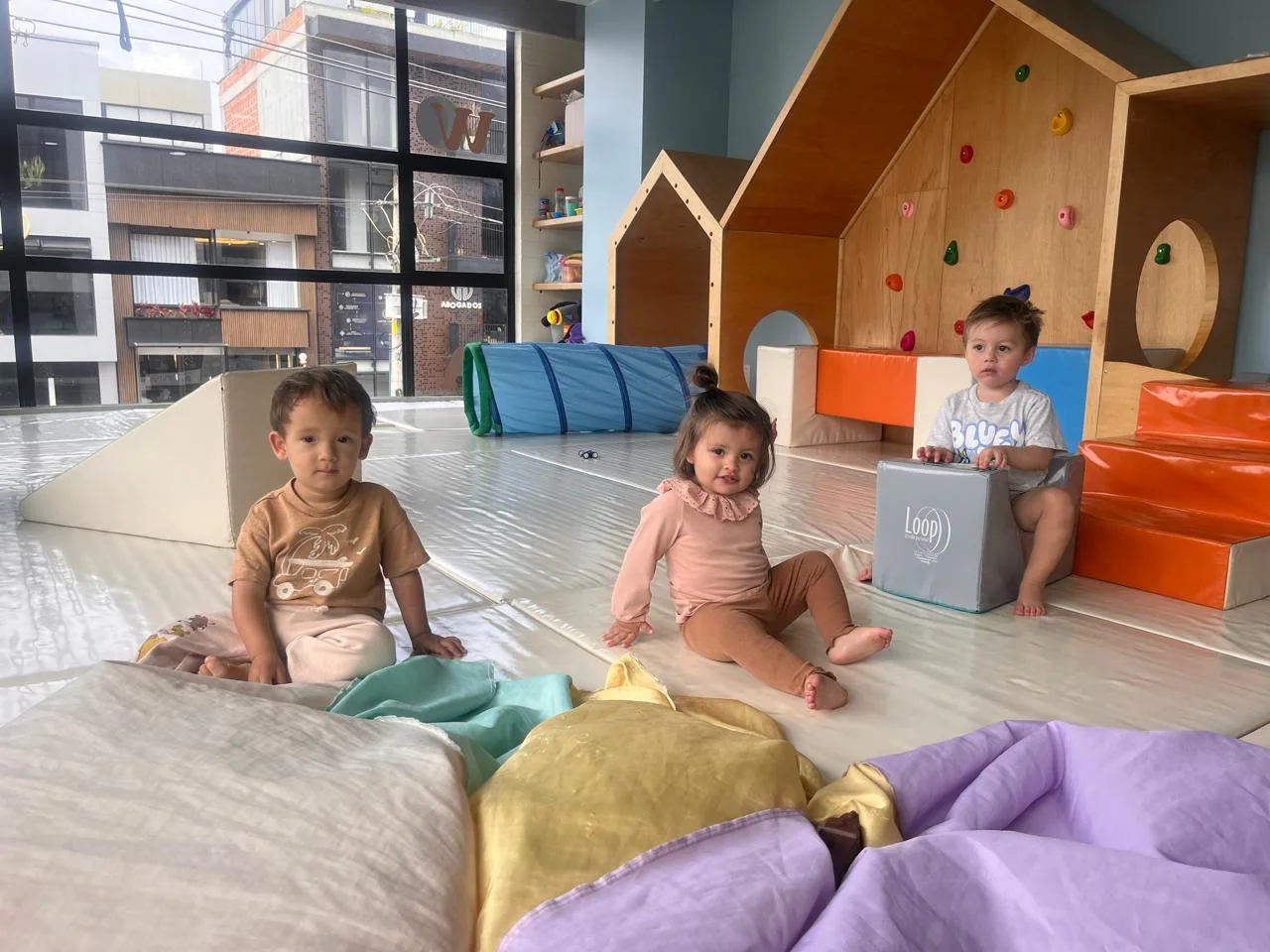 Ambiente interior psicomotor con varios niños
