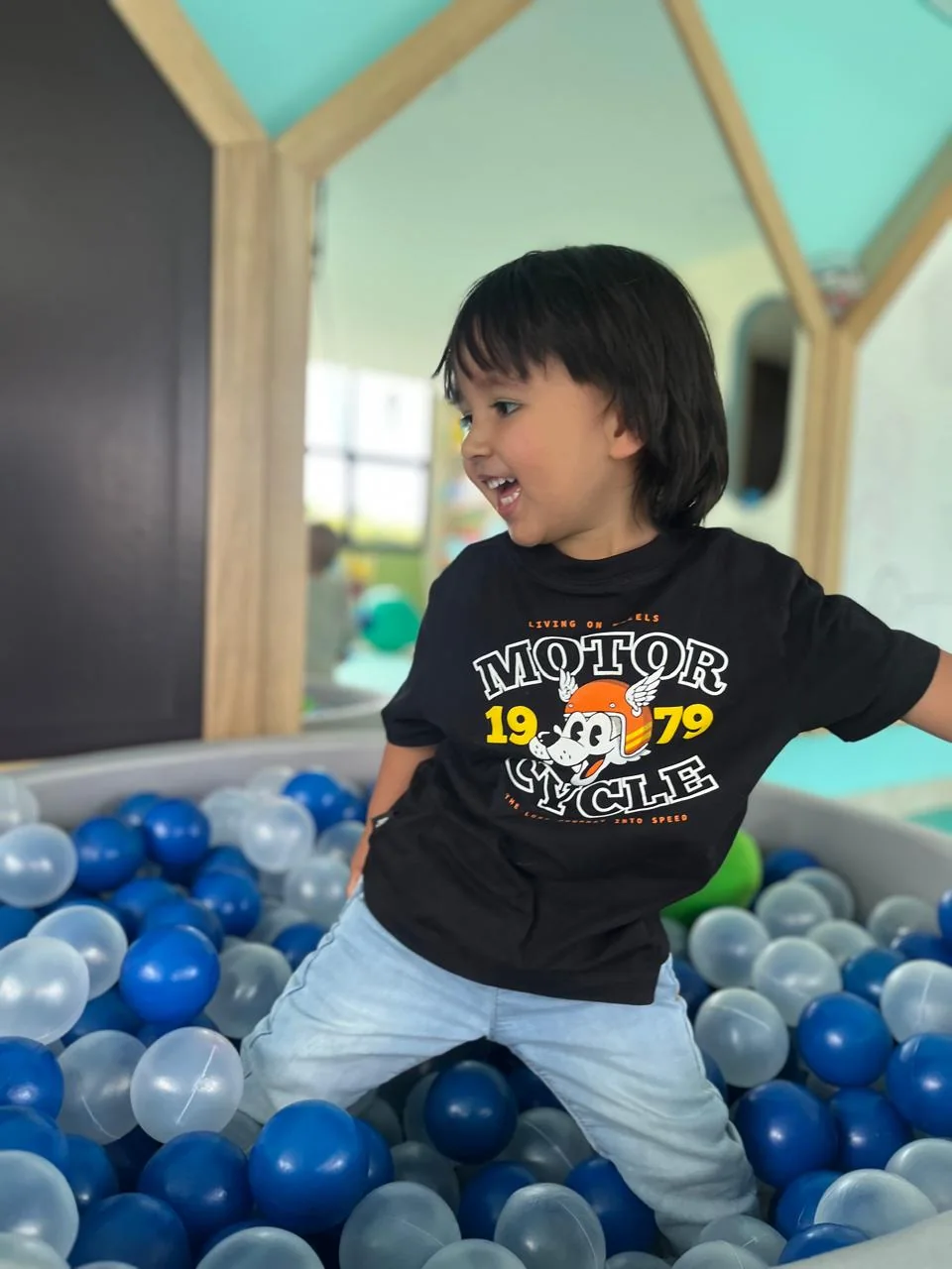 Niño en la piscina de pelotas