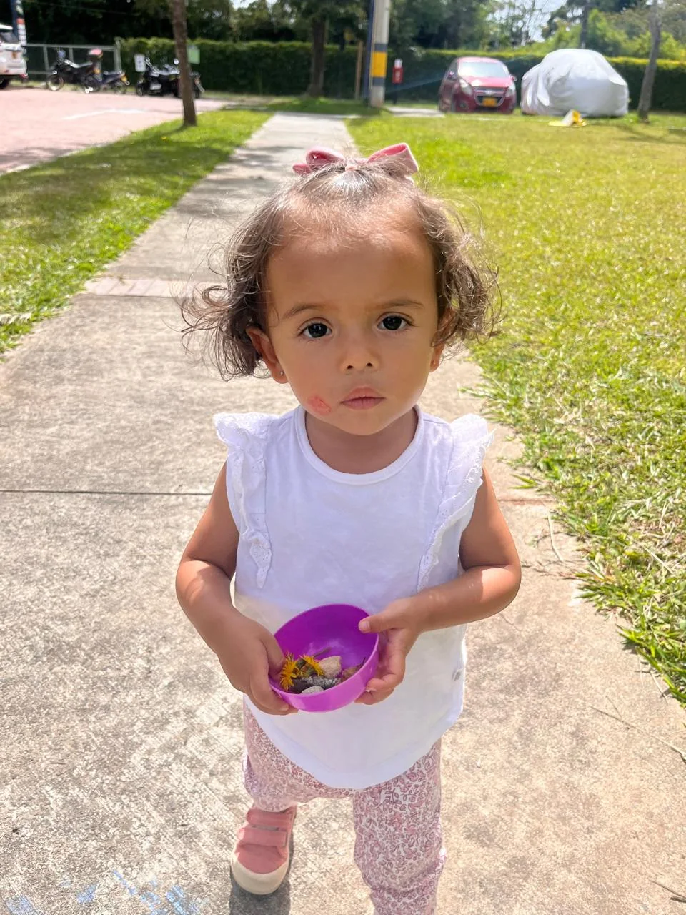 Niña en actividad de exploración exterior
