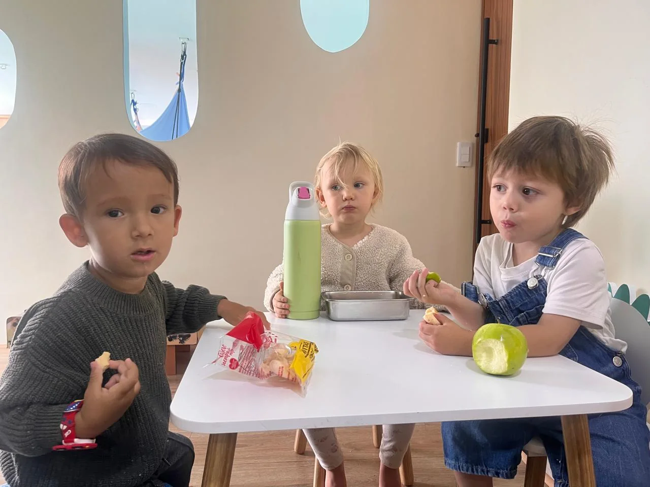 Niños compartiendo un snack en la mesa