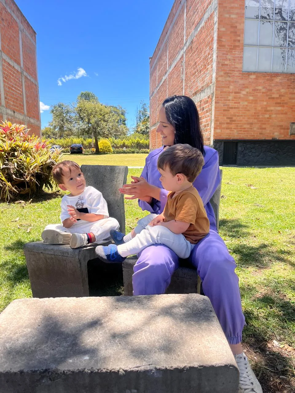 Acompañamiento de una adulta con niños en el exterior