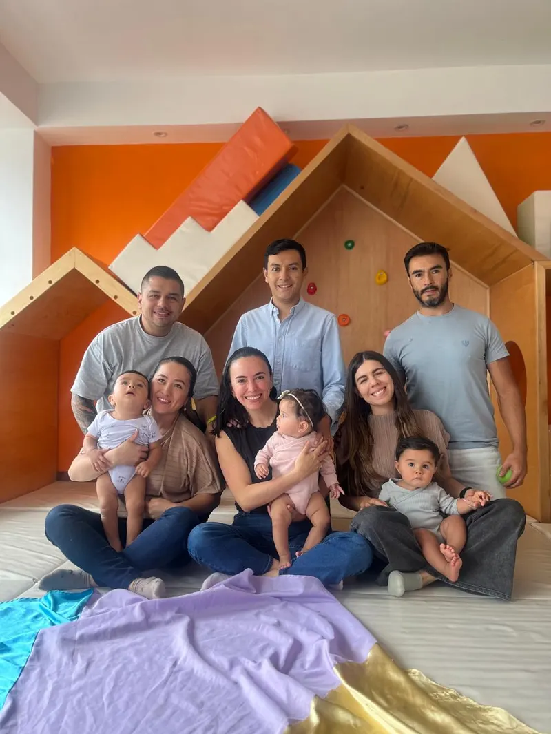 Tres familias con sus bebés reunidas en el aula psicomotriz