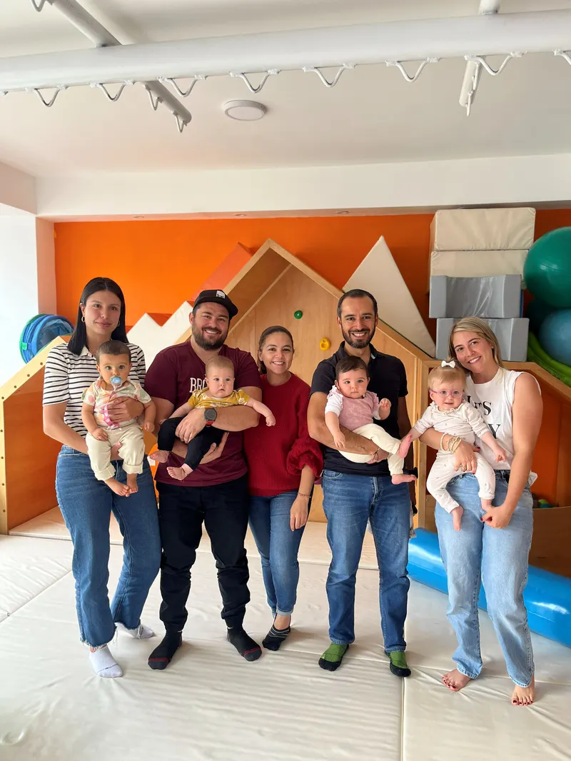 Cuatro familias con sus bebés en el aula psicomotriz de Wawa